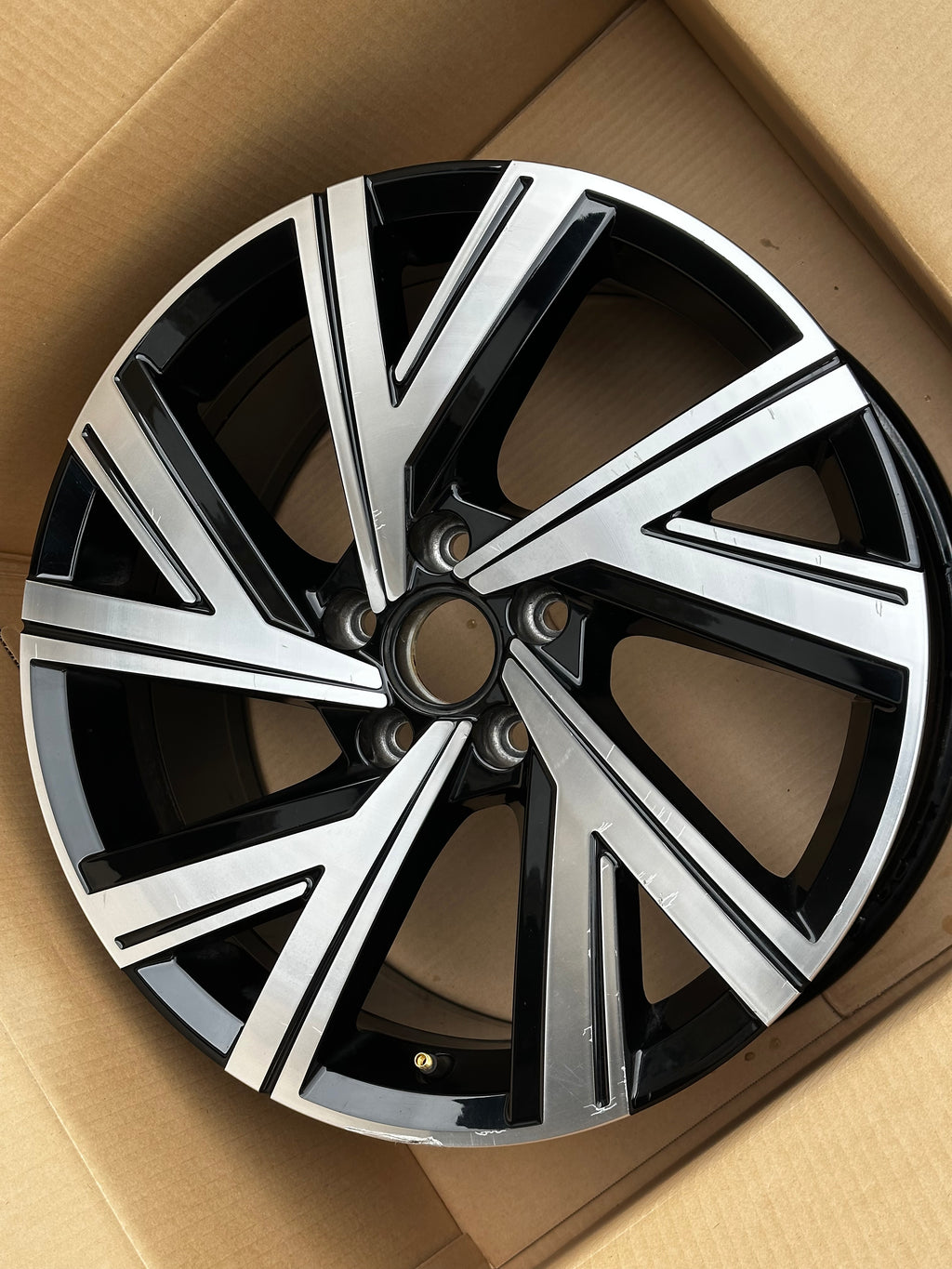 1X VW Golf VIII GTI R 8 Alufelge Bergamo 7,5Jx18 ET51 5H0601025M AB AE