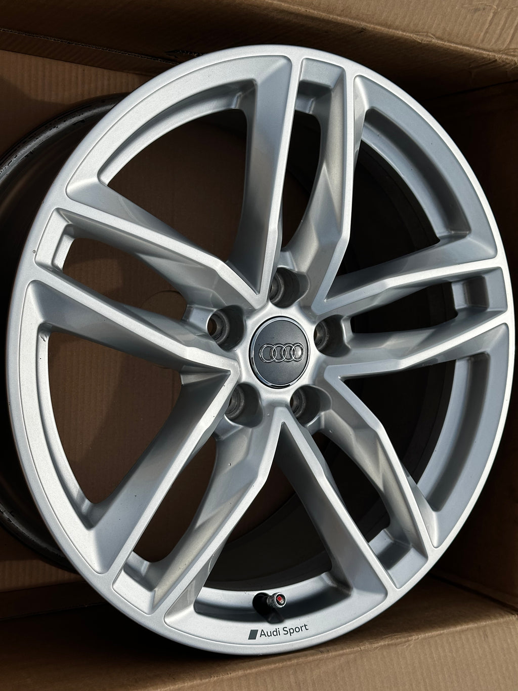 8W0601025EB Audi A4 B9 Alufelge 18 Zoll 8.0" 5x112 40ET Silber
