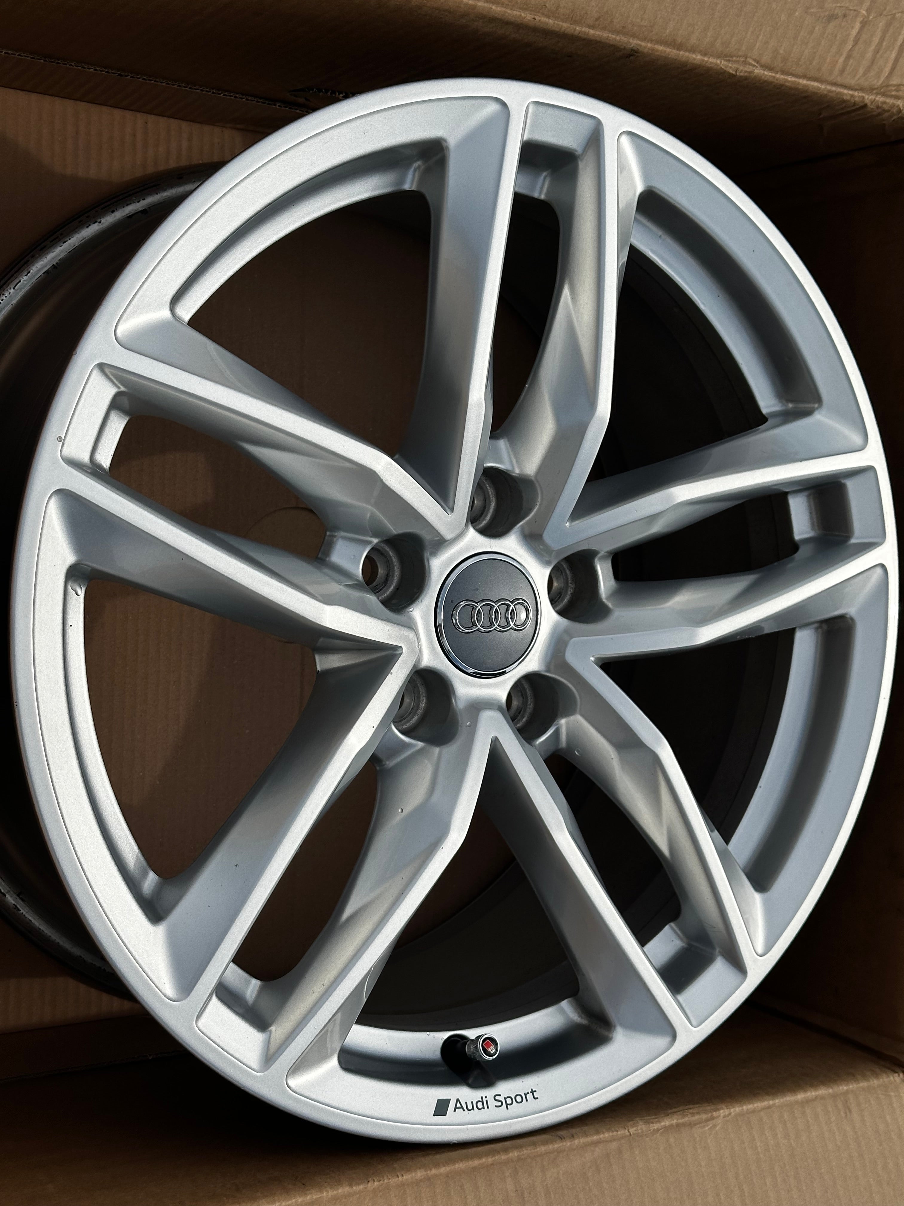 8W0601025EB Audi A4 B9 Alufelge 18 Zoll 8.0" 5x112 40ET Silber