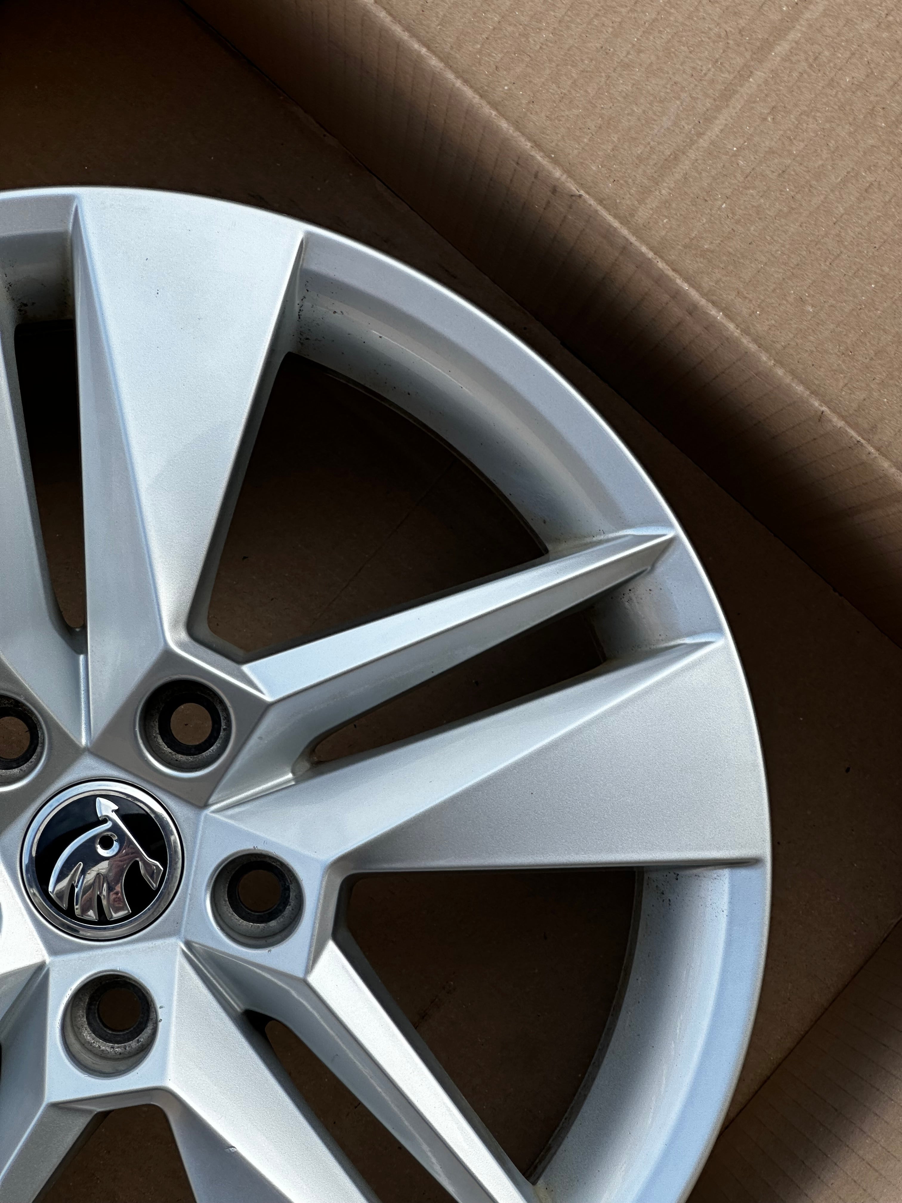 17 Zoll Original Skoda Superb III 3V 3V0601025BH Alufelge 1X