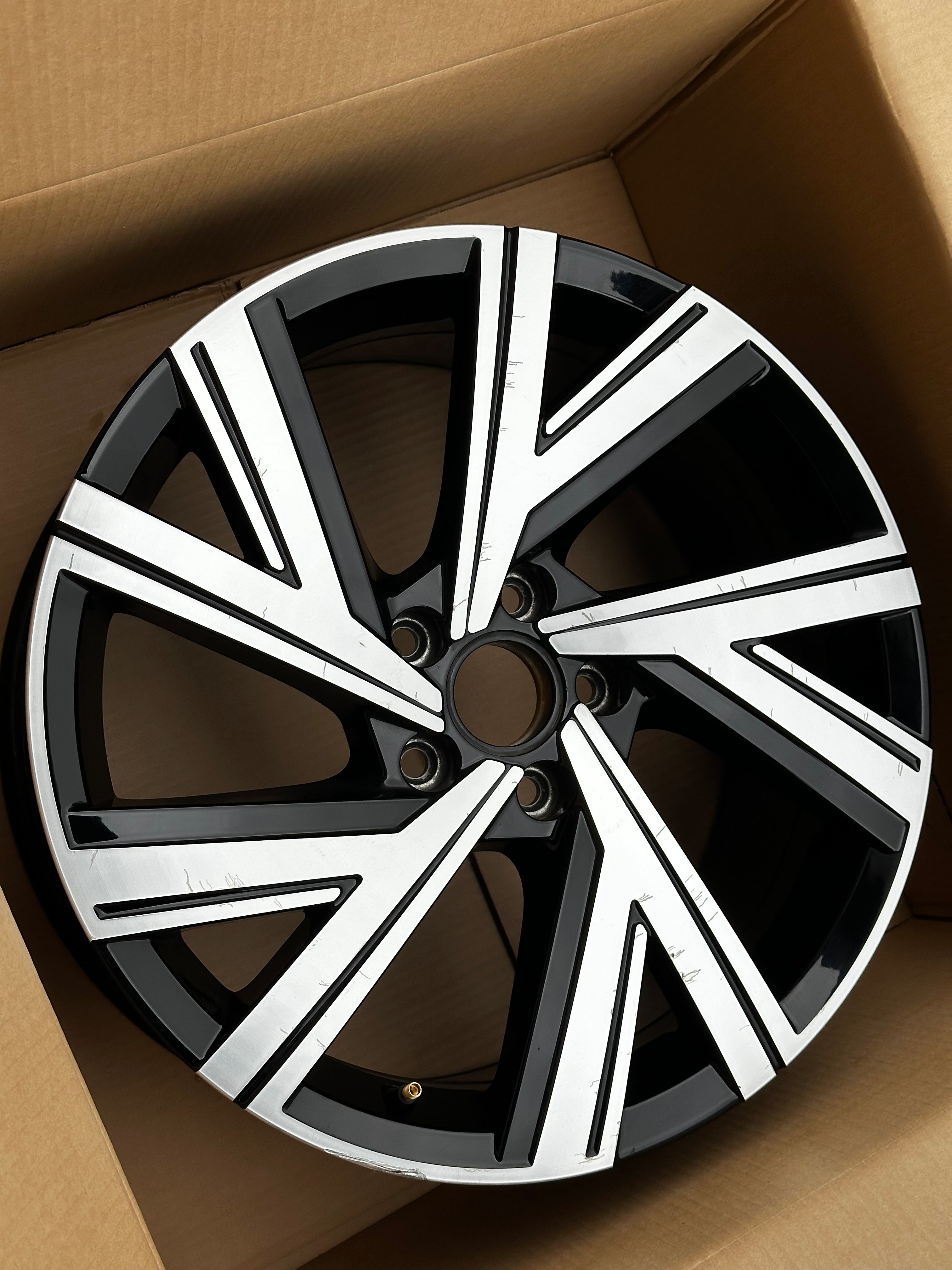 1X VW Golf VIII GTI R 8 Alufelge Bergamo 7,5Jx18 ET51 5H0601025M AB AE