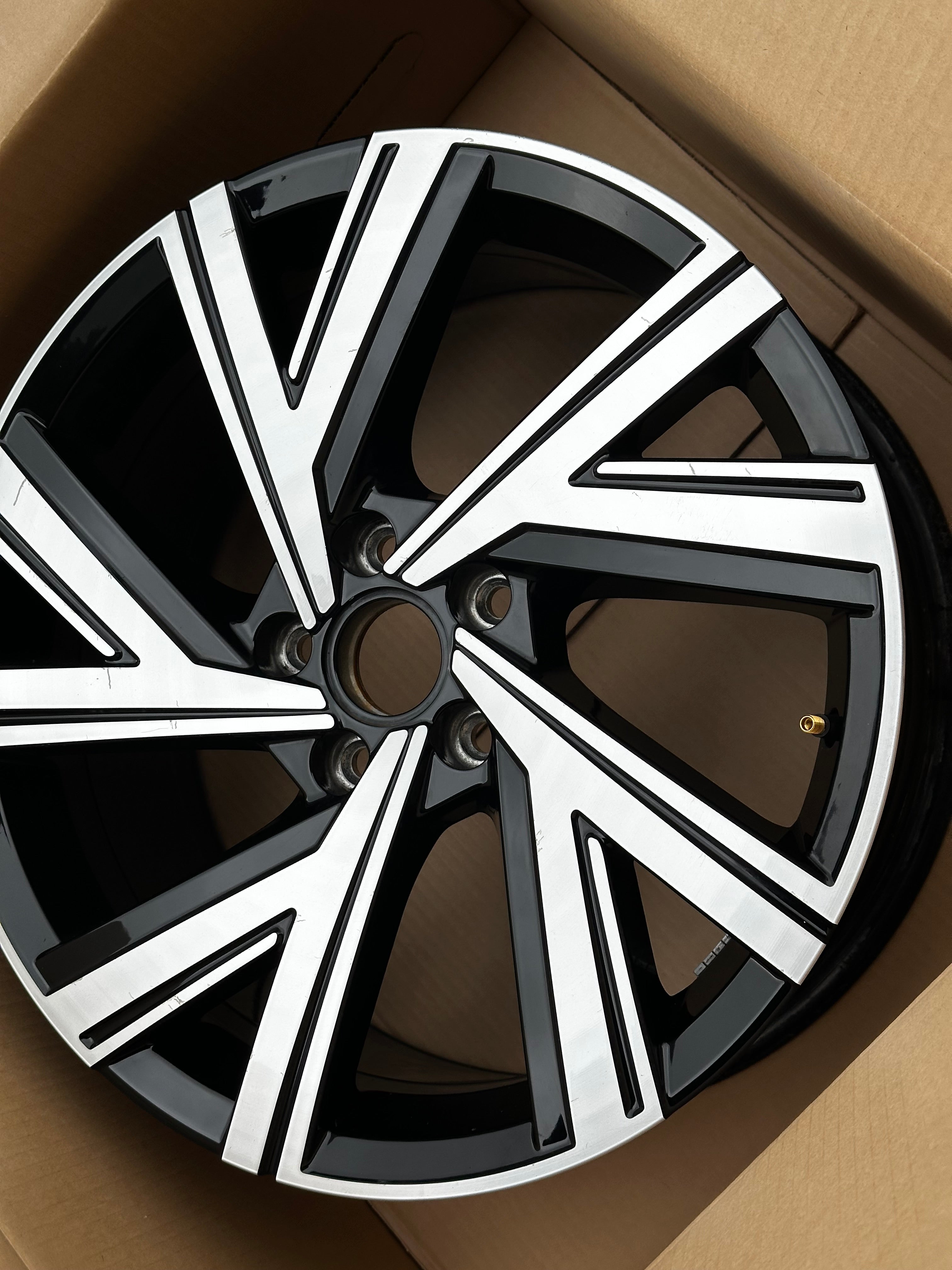 VW Golf VIII GTI R 8 Alufelge Bergamo 7,5Jx18 ET51 5H0601025M AB AE