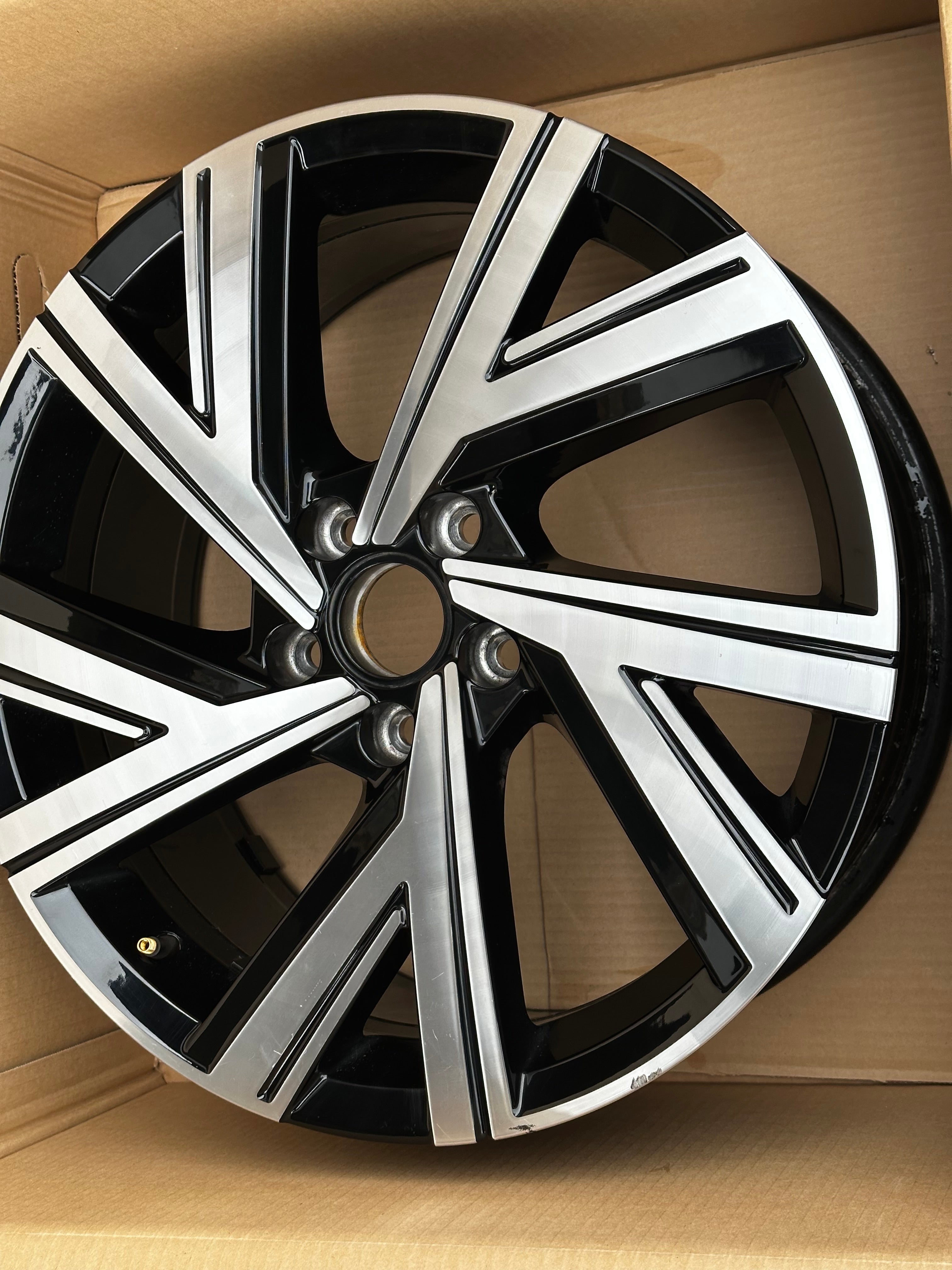 1X VW Golf VIII GTI R 8 Alufelge Bergamo 7,5Jx18 ET51 5H0601025M AB AE