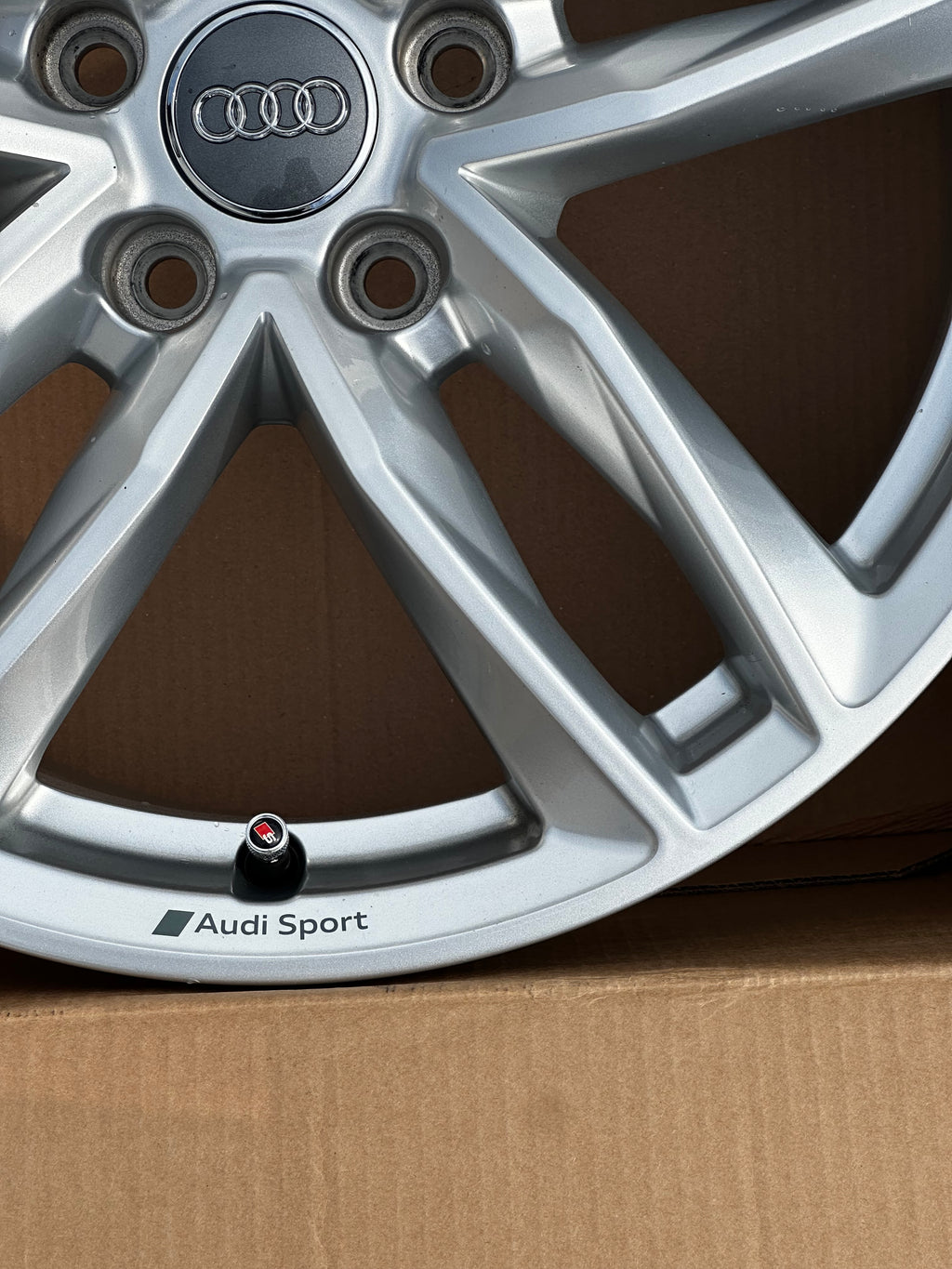 8W0601025EB Audi A4 B9 Alufelge 18 Zoll 8.0" 5x112 40ET Silber