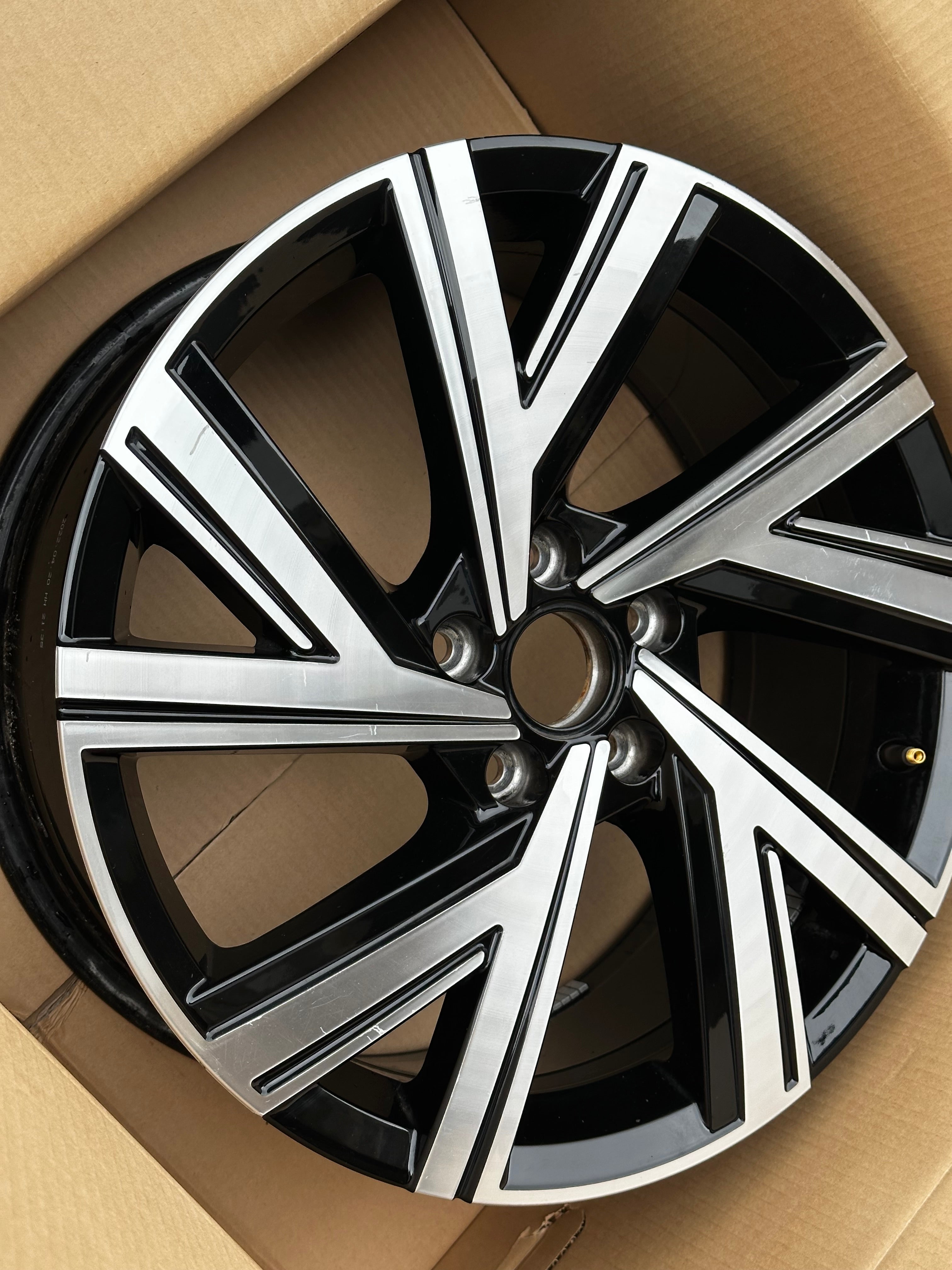 VW Golf VIII GTI R 8 Alufelge Bergamo 7,5Jx18 ET51 5H0601025M AB AE