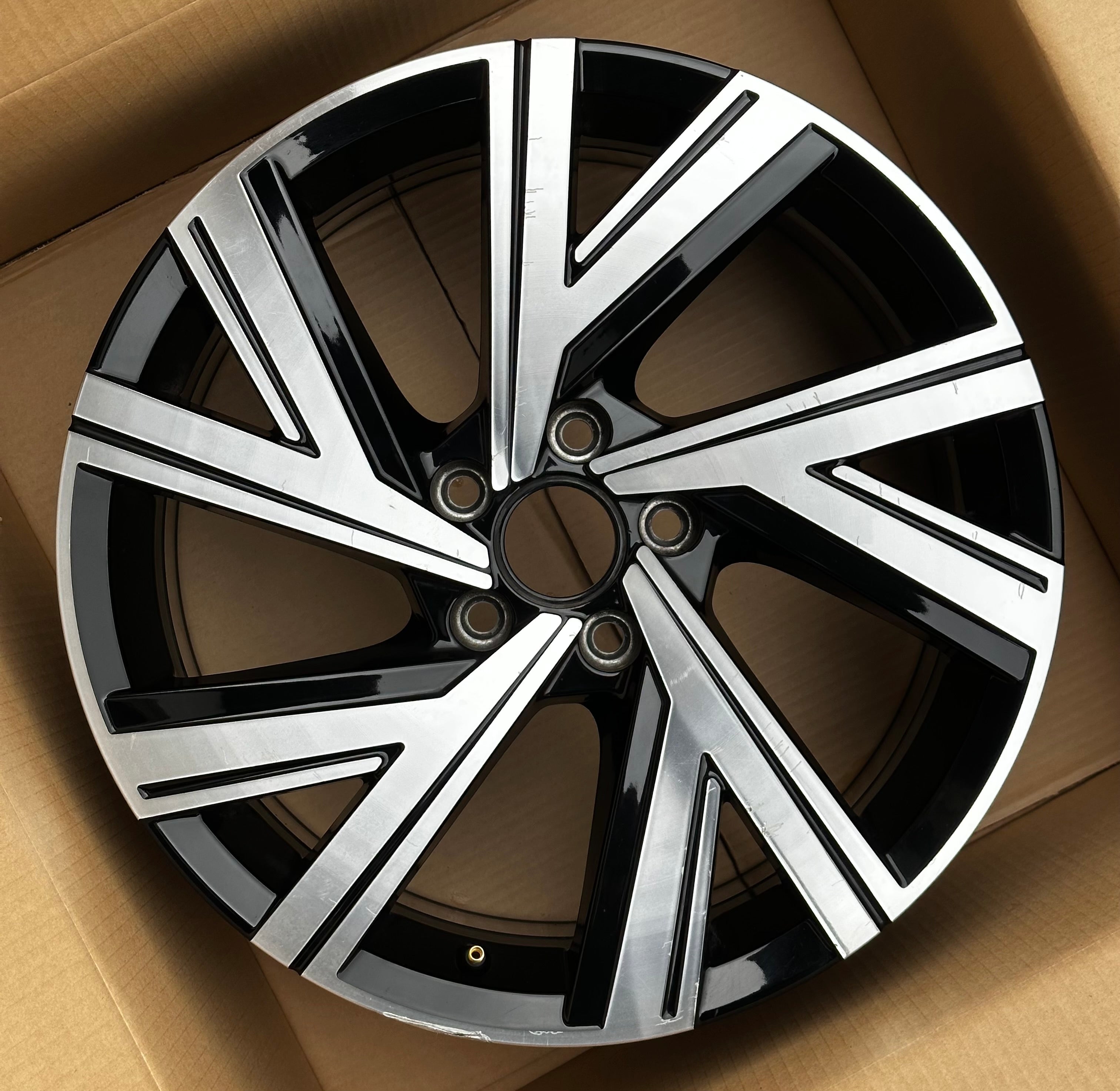 1X VW Golf VIII GTI R 8 Alufelge Bergamo 7,5Jx18 ET51 5H0601025M AB AE