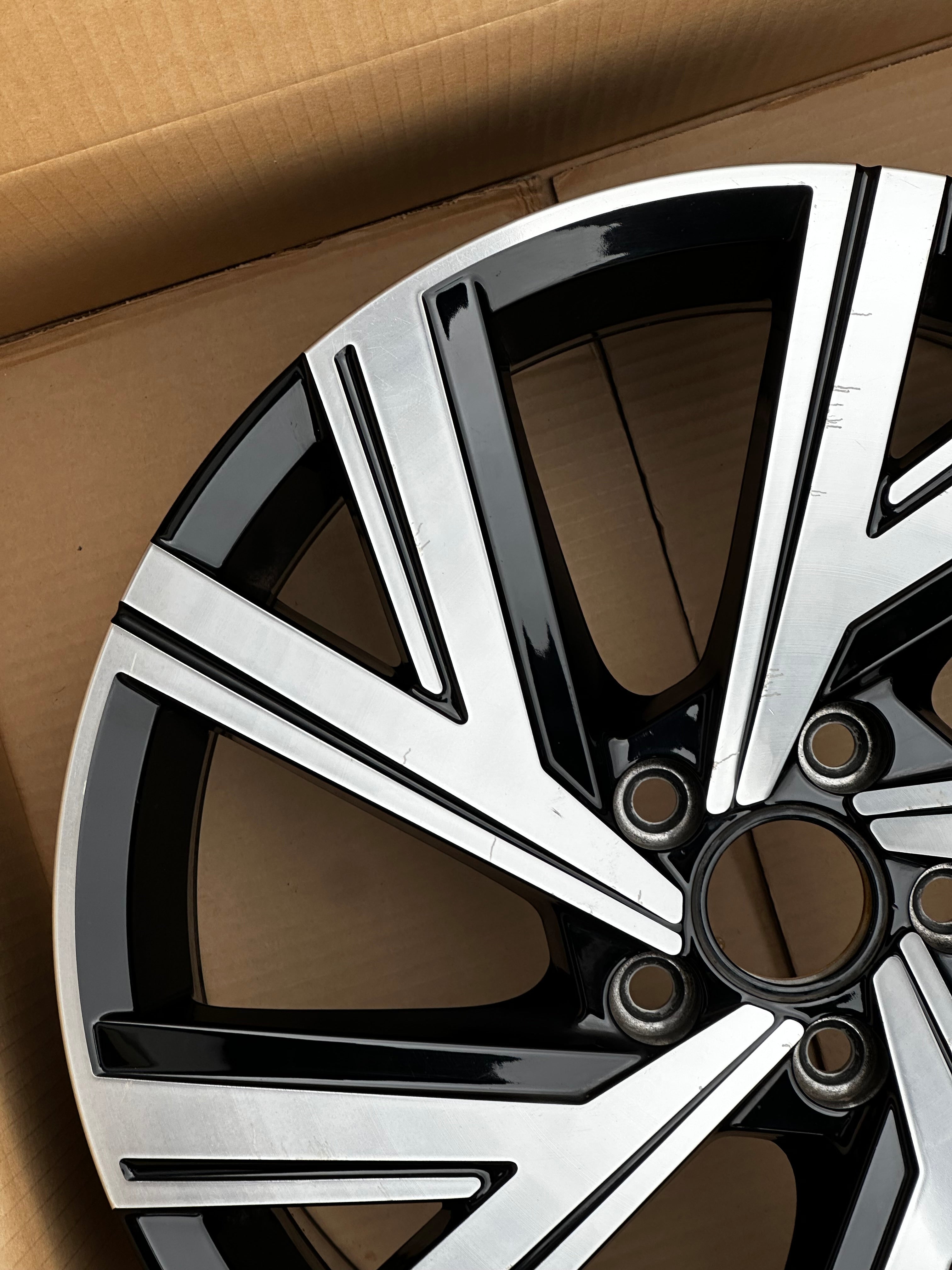 1X VW Golf VIII GTI R 8 Alufelge Bergamo 7,5Jx18 ET51 5H0601025M AB AE