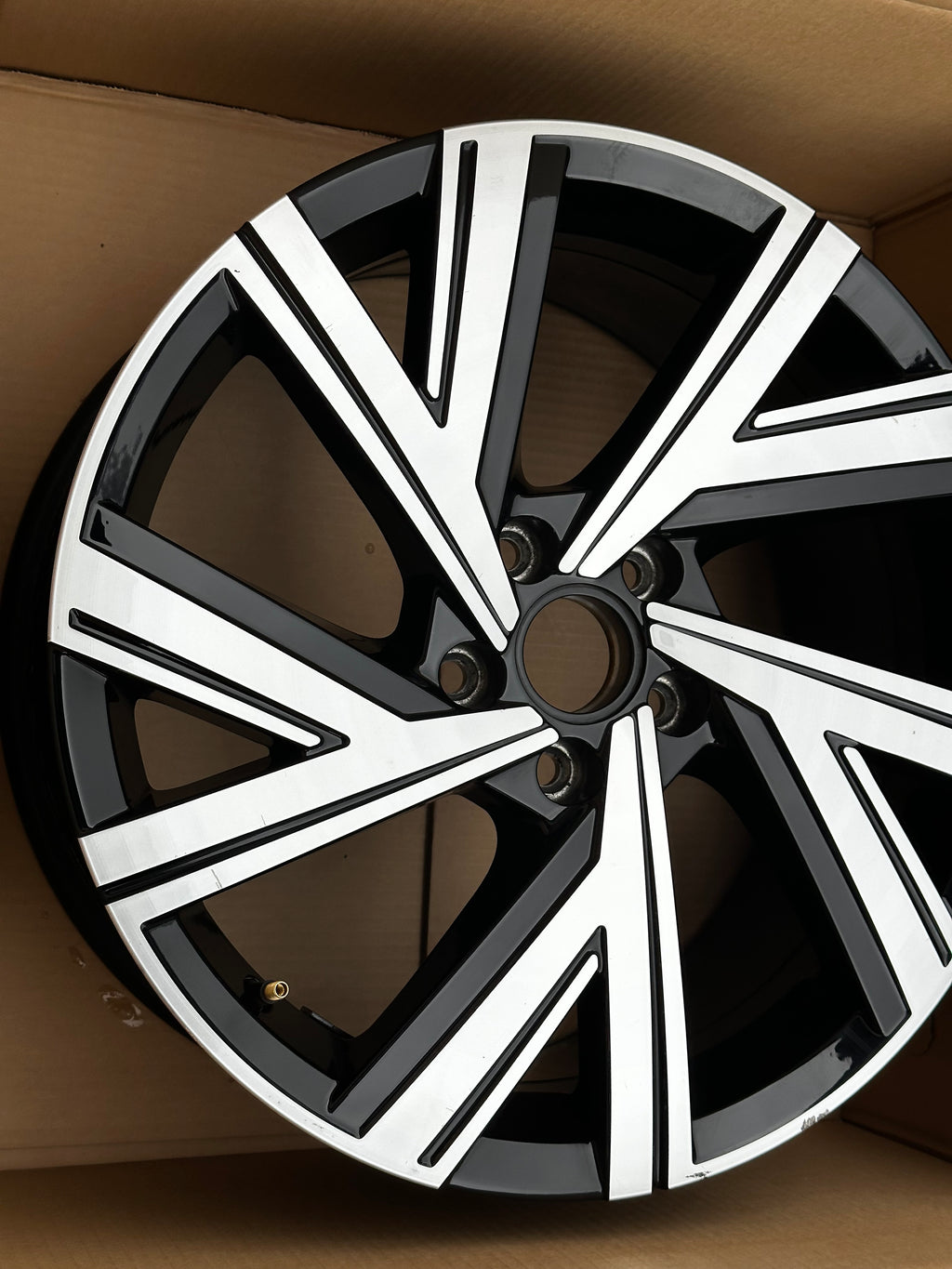 1X VW Golf VIII GTI R 8 Alufelge Bergamo 7,5Jx18 ET51 5H0601025M AB AE