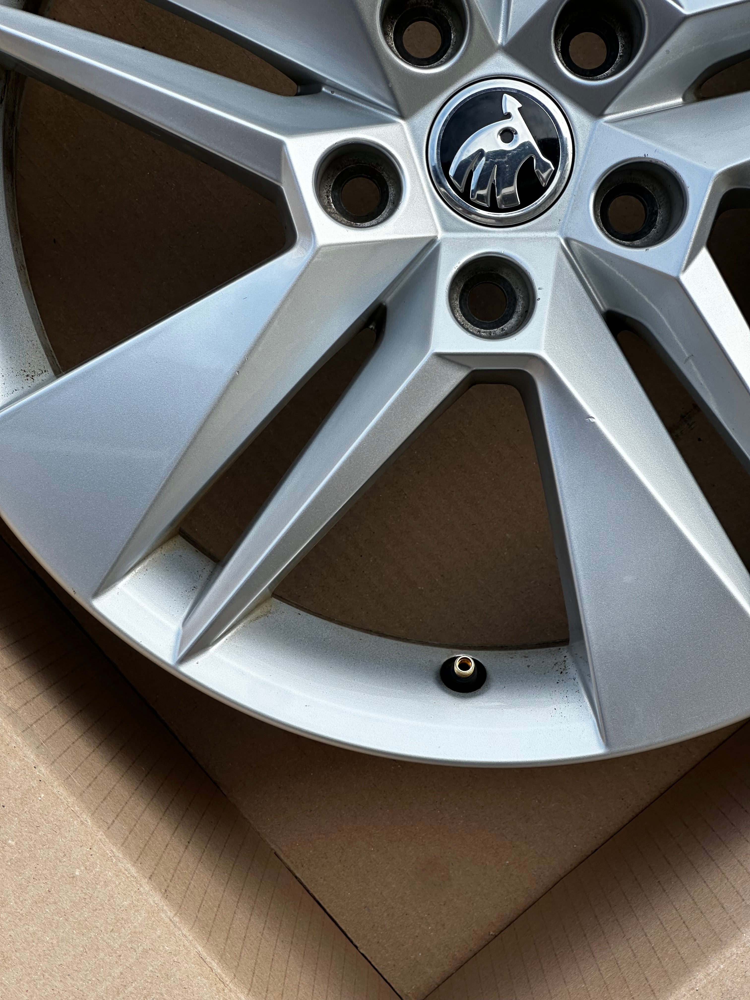 17 Zoll Original Skoda Superb III 3V 3V0601025BH Alufelge 1X