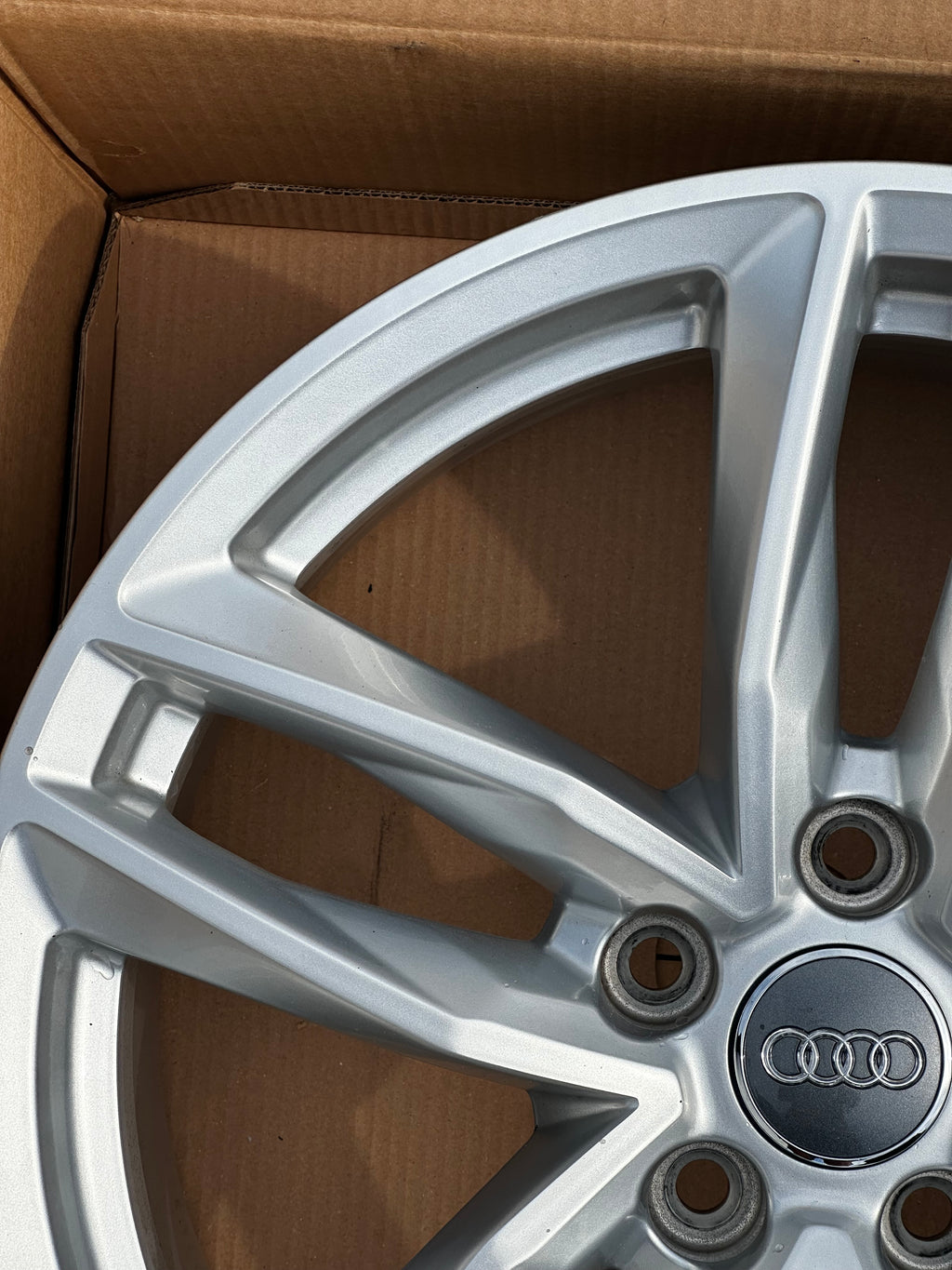 8W0601025EB Audi A4 B9 Alufelge 18 Zoll 8.0" 5x112 40ET Silber