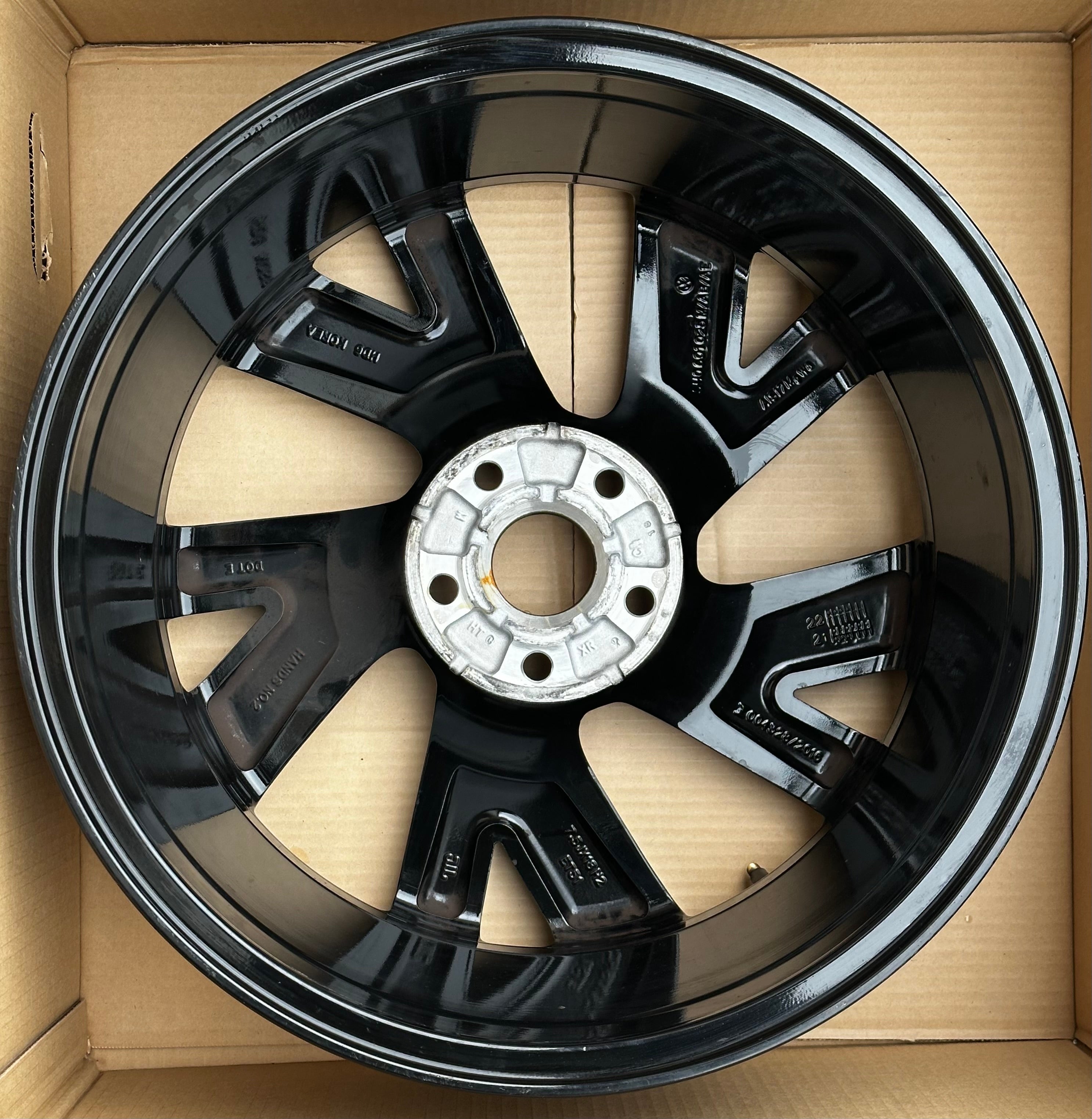 1X VW Golf VIII GTI R 8 Alufelge Bergamo 7,5Jx18 ET51 5H0601025M AB AE