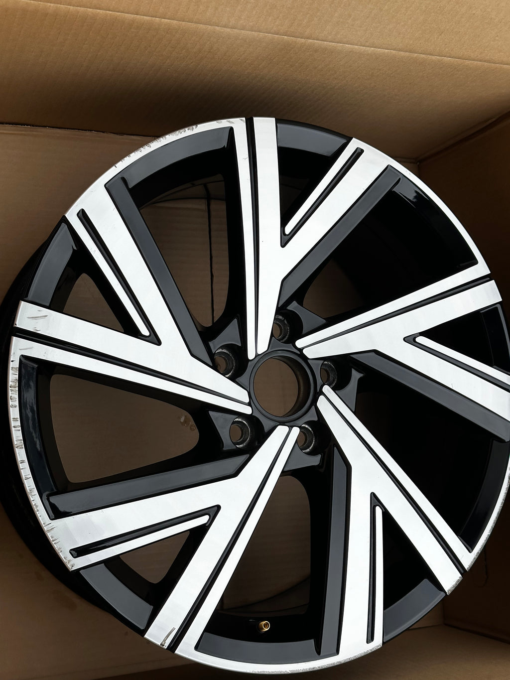 1X VW Golf VIII GTI R 8 Alufelge Bergamo 7,5Jx18 ET51 5H0601025M AB AE