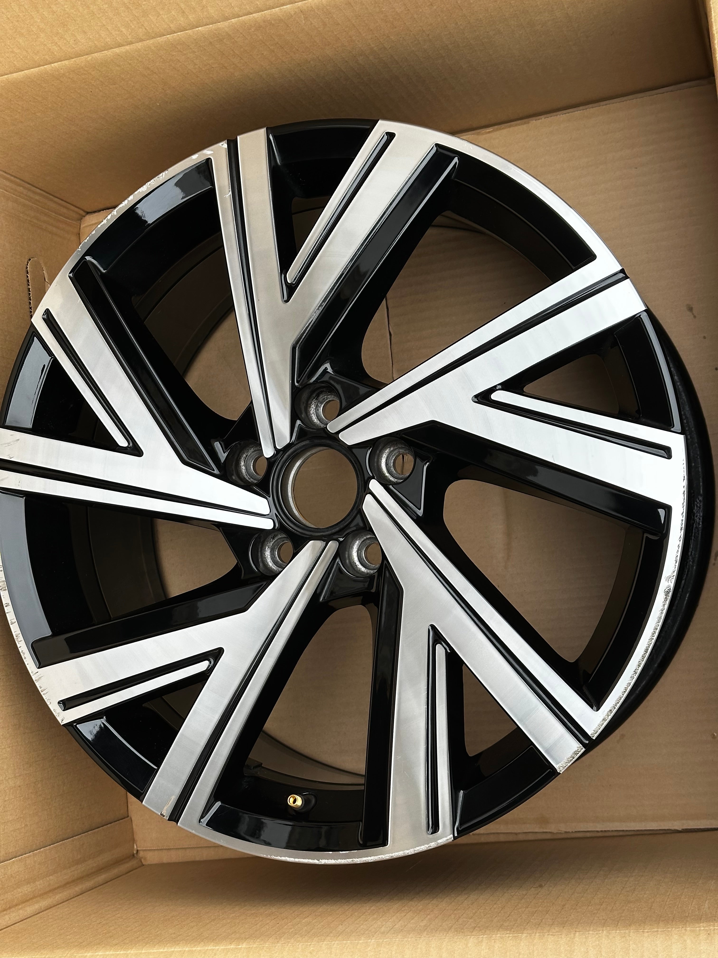 1X VW Golf VIII GTI R 8 Alufelge Bergamo 7,5Jx18 ET51 5H0601025M AB AE