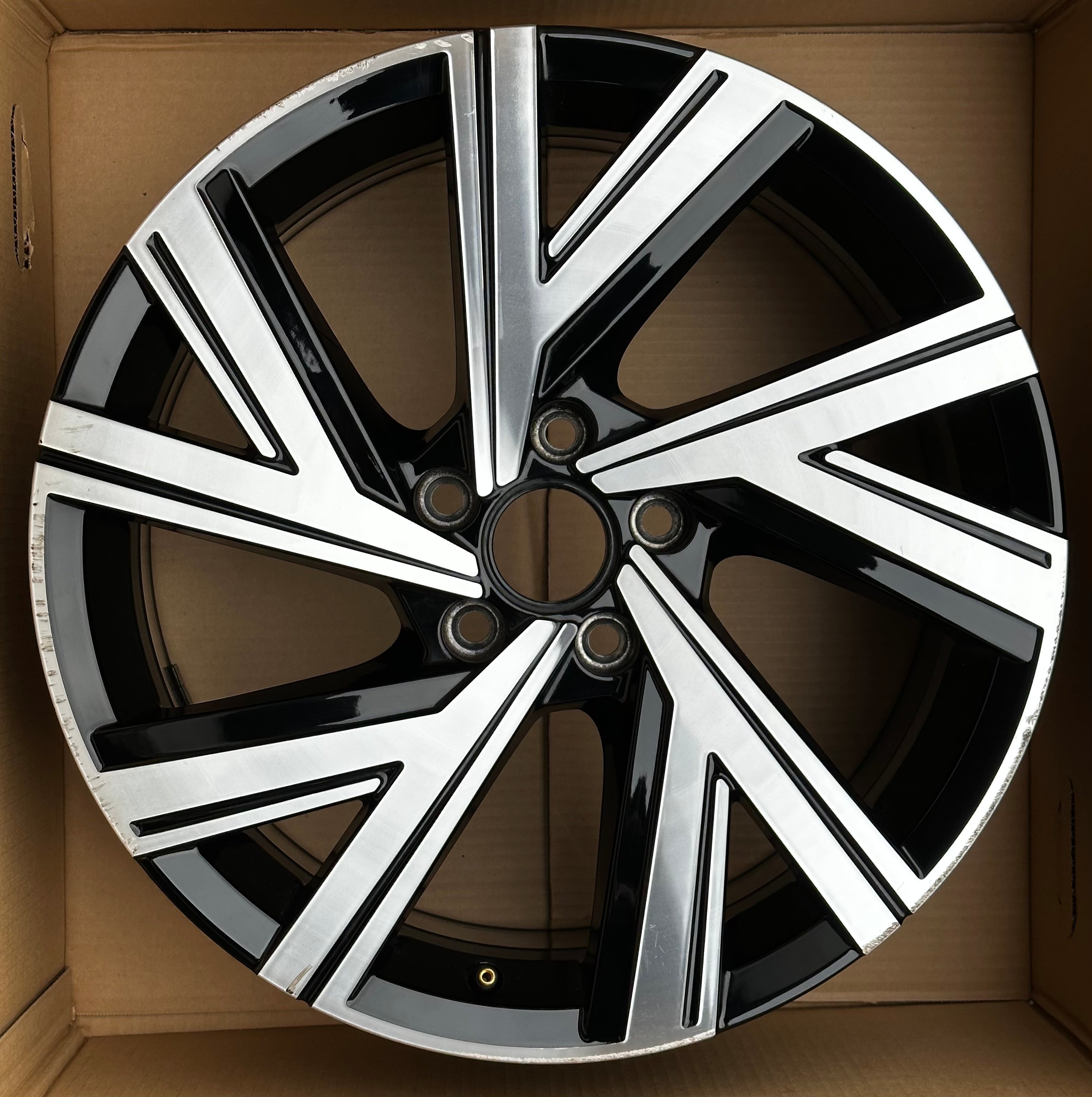 1X VW Golf VIII GTI R 8 Alufelge Bergamo 7,5Jx18 ET51 5H0601025M AB AE